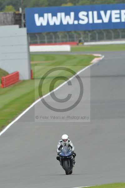 Motorcycle action photographs;Silverstone circuit;Silverstone photographs;Trackday digital images;event digital images;eventdigitalimages;no limits trackday;peter wileman photography;rockingham towcester northamptonshire;trackday;trackday photos