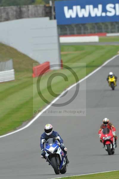 Motorcycle action photographs;Silverstone circuit;Silverstone photographs;Trackday digital images;event digital images;eventdigitalimages;no limits trackday;peter wileman photography;rockingham towcester northamptonshire;trackday;trackday photos