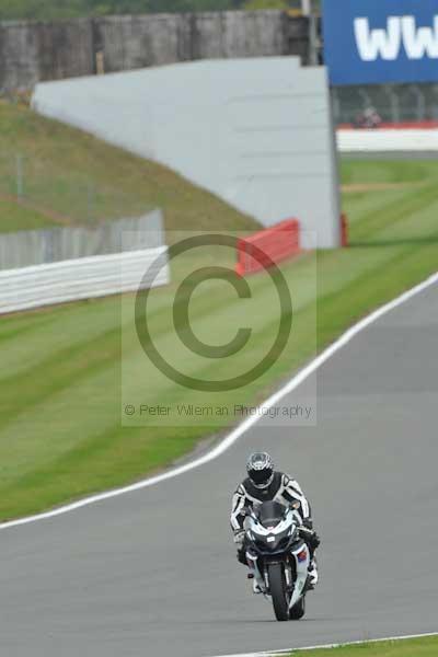 Motorcycle action photographs;Silverstone circuit;Silverstone photographs;Trackday digital images;event digital images;eventdigitalimages;no limits trackday;peter wileman photography;rockingham towcester northamptonshire;trackday;trackday photos