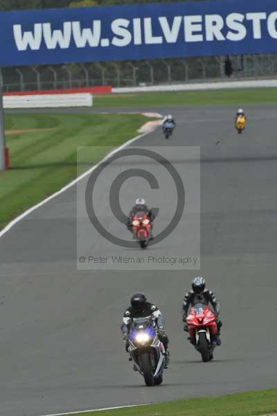 Motorcycle action photographs;Silverstone circuit;Silverstone photographs;Trackday digital images;event digital images;eventdigitalimages;no limits trackday;peter wileman photography;rockingham towcester northamptonshire;trackday;trackday photos