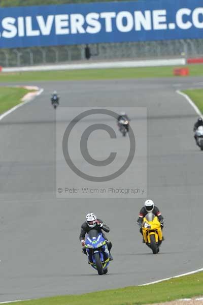 Motorcycle action photographs;Silverstone circuit;Silverstone photographs;Trackday digital images;event digital images;eventdigitalimages;no limits trackday;peter wileman photography;rockingham towcester northamptonshire;trackday;trackday photos