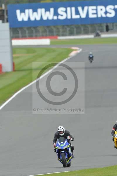 Motorcycle action photographs;Silverstone circuit;Silverstone photographs;Trackday digital images;event digital images;eventdigitalimages;no limits trackday;peter wileman photography;rockingham towcester northamptonshire;trackday;trackday photos