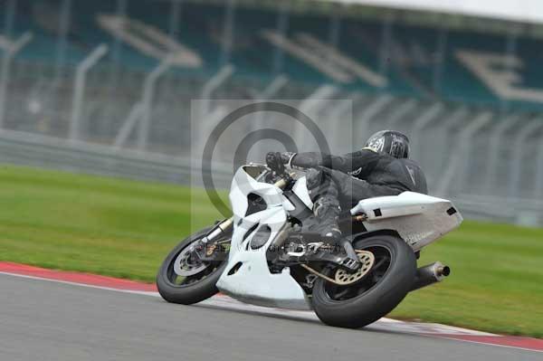 Motorcycle action photographs;Silverstone circuit;Silverstone photographs;Trackday digital images;event digital images;eventdigitalimages;no limits trackday;peter wileman photography;rockingham towcester northamptonshire;trackday;trackday photos
