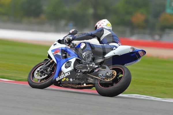 Motorcycle action photographs;Silverstone circuit;Silverstone photographs;Trackday digital images;event digital images;eventdigitalimages;no limits trackday;peter wileman photography;rockingham towcester northamptonshire;trackday;trackday photos