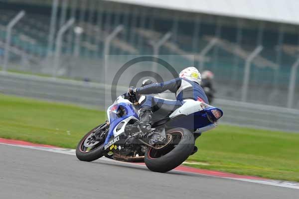 Motorcycle action photographs;Silverstone circuit;Silverstone photographs;Trackday digital images;event digital images;eventdigitalimages;no limits trackday;peter wileman photography;rockingham towcester northamptonshire;trackday;trackday photos