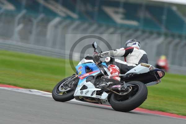 Motorcycle action photographs;Silverstone circuit;Silverstone photographs;Trackday digital images;event digital images;eventdigitalimages;no limits trackday;peter wileman photography;rockingham towcester northamptonshire;trackday;trackday photos