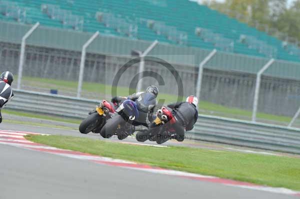 Motorcycle action photographs;Silverstone circuit;Silverstone photographs;Trackday digital images;event digital images;eventdigitalimages;no limits trackday;peter wileman photography;rockingham towcester northamptonshire;trackday;trackday photos