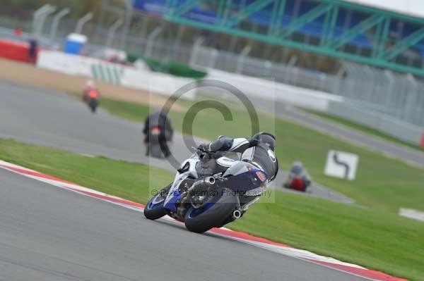 Motorcycle action photographs;Silverstone circuit;Silverstone photographs;Trackday digital images;event digital images;eventdigitalimages;no limits trackday;peter wileman photography;rockingham towcester northamptonshire;trackday;trackday photos