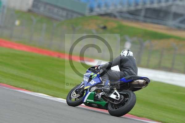 Motorcycle action photographs;Silverstone circuit;Silverstone photographs;Trackday digital images;event digital images;eventdigitalimages;no limits trackday;peter wileman photography;rockingham towcester northamptonshire;trackday;trackday photos