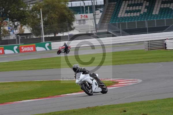 Motorcycle action photographs;Silverstone circuit;Silverstone photographs;Trackday digital images;event digital images;eventdigitalimages;no limits trackday;peter wileman photography;rockingham towcester northamptonshire;trackday;trackday photos