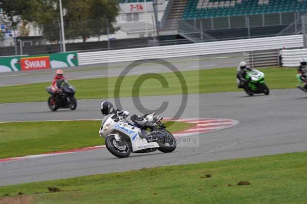 Motorcycle action photographs;Silverstone circuit;Silverstone photographs;Trackday digital images;event digital images;eventdigitalimages;no limits trackday;peter wileman photography;rockingham towcester northamptonshire;trackday;trackday photos