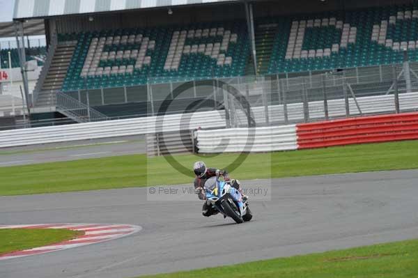 Motorcycle action photographs;Silverstone circuit;Silverstone photographs;Trackday digital images;event digital images;eventdigitalimages;no limits trackday;peter wileman photography;rockingham towcester northamptonshire;trackday;trackday photos