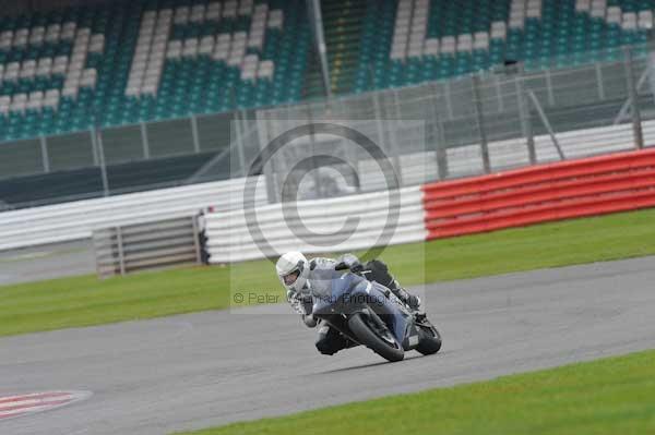 Motorcycle action photographs;Silverstone circuit;Silverstone photographs;Trackday digital images;event digital images;eventdigitalimages;no limits trackday;peter wileman photography;rockingham towcester northamptonshire;trackday;trackday photos