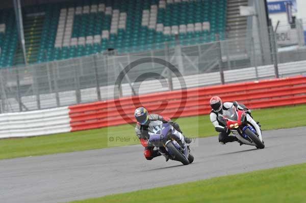 Motorcycle action photographs;Silverstone circuit;Silverstone photographs;Trackday digital images;event digital images;eventdigitalimages;no limits trackday;peter wileman photography;rockingham towcester northamptonshire;trackday;trackday photos