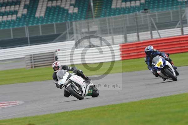 Motorcycle action photographs;Silverstone circuit;Silverstone photographs;Trackday digital images;event digital images;eventdigitalimages;no limits trackday;peter wileman photography;rockingham towcester northamptonshire;trackday;trackday photos