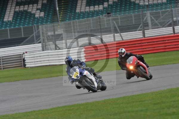 Motorcycle action photographs;Silverstone circuit;Silverstone photographs;Trackday digital images;event digital images;eventdigitalimages;no limits trackday;peter wileman photography;rockingham towcester northamptonshire;trackday;trackday photos