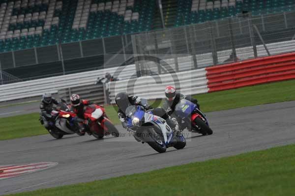 Motorcycle action photographs;Silverstone circuit;Silverstone photographs;Trackday digital images;event digital images;eventdigitalimages;no limits trackday;peter wileman photography;rockingham towcester northamptonshire;trackday;trackday photos