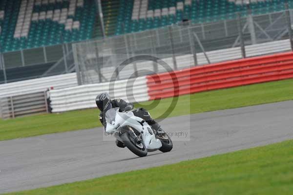 Motorcycle action photographs;Silverstone circuit;Silverstone photographs;Trackday digital images;event digital images;eventdigitalimages;no limits trackday;peter wileman photography;rockingham towcester northamptonshire;trackday;trackday photos