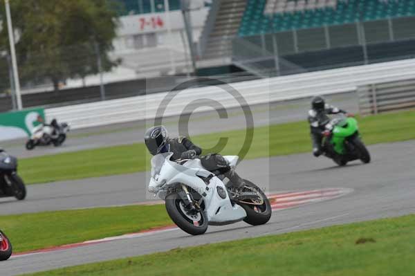 Motorcycle action photographs;Silverstone circuit;Silverstone photographs;Trackday digital images;event digital images;eventdigitalimages;no limits trackday;peter wileman photography;rockingham towcester northamptonshire;trackday;trackday photos