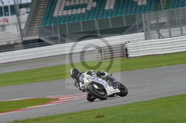 Motorcycle action photographs;Silverstone circuit;Silverstone photographs;Trackday digital images;event digital images;eventdigitalimages;no limits trackday;peter wileman photography;rockingham towcester northamptonshire;trackday;trackday photos