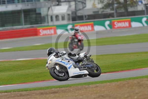 Motorcycle action photographs;Silverstone circuit;Silverstone photographs;Trackday digital images;event digital images;eventdigitalimages;no limits trackday;peter wileman photography;rockingham towcester northamptonshire;trackday;trackday photos