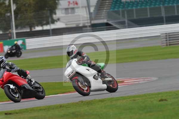 Motorcycle action photographs;Silverstone circuit;Silverstone photographs;Trackday digital images;event digital images;eventdigitalimages;no limits trackday;peter wileman photography;rockingham towcester northamptonshire;trackday;trackday photos