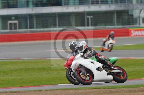 Motorcycle action photographs;Silverstone circuit;Silverstone photographs;Trackday digital images;event digital images;eventdigitalimages;no limits trackday;peter wileman photography;rockingham towcester northamptonshire;trackday;trackday photos