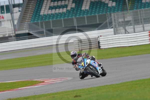 Motorcycle action photographs;Silverstone circuit;Silverstone photographs;Trackday digital images;event digital images;eventdigitalimages;no limits trackday;peter wileman photography;rockingham towcester northamptonshire;trackday;trackday photos