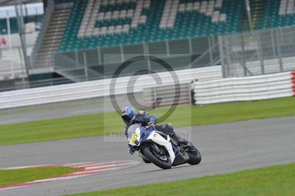 Motorcycle action photographs;Silverstone circuit;Silverstone photographs;Trackday digital images;event digital images;eventdigitalimages;no limits trackday;peter wileman photography;rockingham towcester northamptonshire;trackday;trackday photos