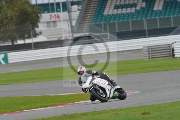 Motorcycle action photographs;Silverstone circuit;Silverstone photographs;Trackday digital images;event digital images;eventdigitalimages;no limits trackday;peter wileman photography;rockingham towcester northamptonshire;trackday;trackday photos