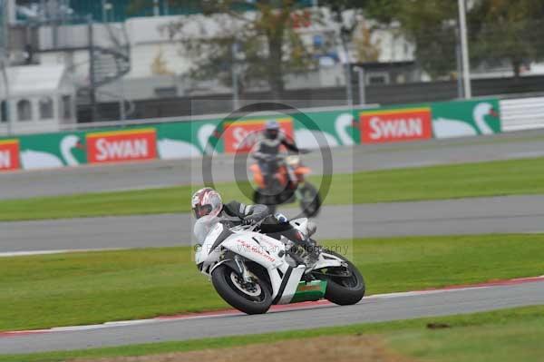 Motorcycle action photographs;Silverstone circuit;Silverstone photographs;Trackday digital images;event digital images;eventdigitalimages;no limits trackday;peter wileman photography;rockingham towcester northamptonshire;trackday;trackday photos