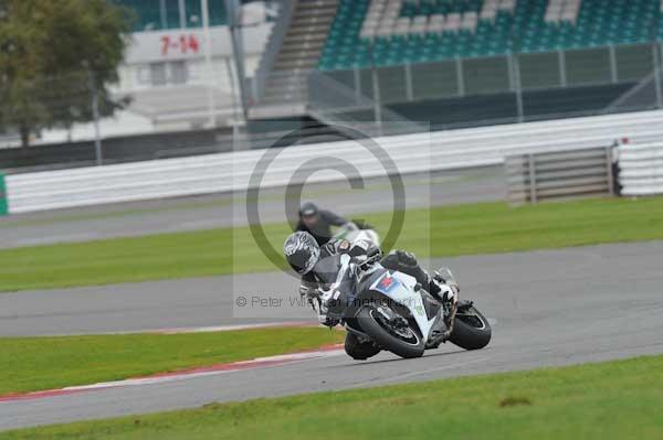 Motorcycle action photographs;Silverstone circuit;Silverstone photographs;Trackday digital images;event digital images;eventdigitalimages;no limits trackday;peter wileman photography;rockingham towcester northamptonshire;trackday;trackday photos