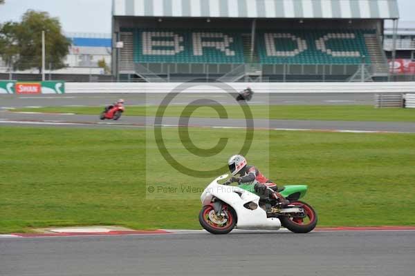 Motorcycle action photographs;Silverstone circuit;Silverstone photographs;Trackday digital images;event digital images;eventdigitalimages;no limits trackday;peter wileman photography;rockingham towcester northamptonshire;trackday;trackday photos