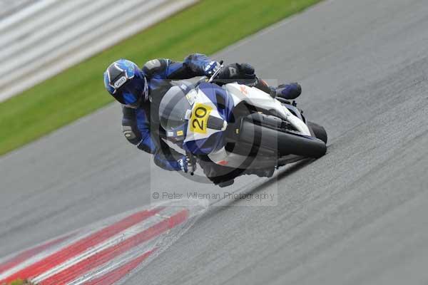 Motorcycle action photographs;Silverstone circuit;Silverstone photographs;Trackday digital images;event digital images;eventdigitalimages;no limits trackday;peter wileman photography;rockingham towcester northamptonshire;trackday;trackday photos