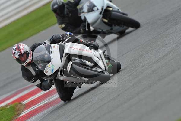 Motorcycle action photographs;Silverstone circuit;Silverstone photographs;Trackday digital images;event digital images;eventdigitalimages;no limits trackday;peter wileman photography;rockingham towcester northamptonshire;trackday;trackday photos