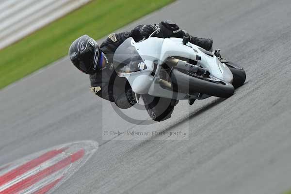 Motorcycle action photographs;Silverstone circuit;Silverstone photographs;Trackday digital images;event digital images;eventdigitalimages;no limits trackday;peter wileman photography;rockingham towcester northamptonshire;trackday;trackday photos