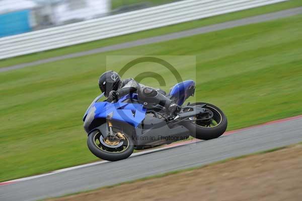 Motorcycle action photographs;Silverstone circuit;Silverstone photographs;Trackday digital images;event digital images;eventdigitalimages;no limits trackday;peter wileman photography;rockingham towcester northamptonshire;trackday;trackday photos