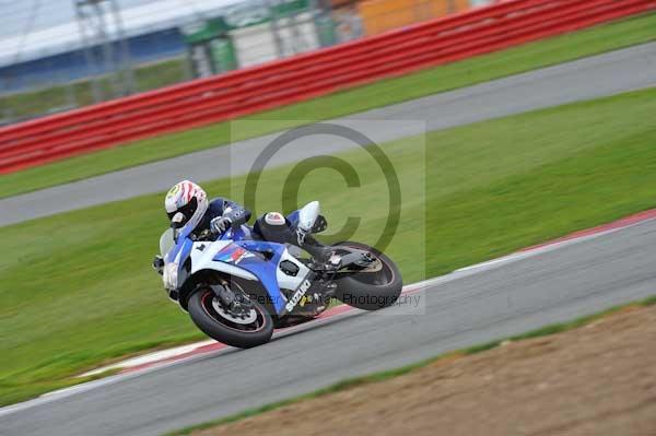 Motorcycle action photographs;Silverstone circuit;Silverstone photographs;Trackday digital images;event digital images;eventdigitalimages;no limits trackday;peter wileman photography;rockingham towcester northamptonshire;trackday;trackday photos