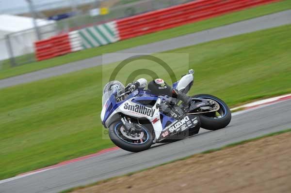 Motorcycle action photographs;Silverstone circuit;Silverstone photographs;Trackday digital images;event digital images;eventdigitalimages;no limits trackday;peter wileman photography;rockingham towcester northamptonshire;trackday;trackday photos