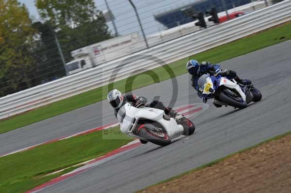 Motorcycle action photographs;Silverstone circuit;Silverstone photographs;Trackday digital images;event digital images;eventdigitalimages;no limits trackday;peter wileman photography;rockingham towcester northamptonshire;trackday;trackday photos