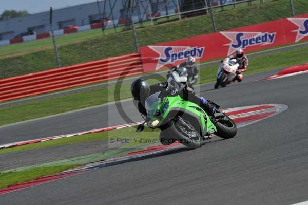 Motorcycle action photographs;Silverstone circuit;Silverstone photographs;Trackday digital images;event digital images;eventdigitalimages;no limits trackday;peter wileman photography;rockingham towcester northamptonshire;trackday;trackday photos