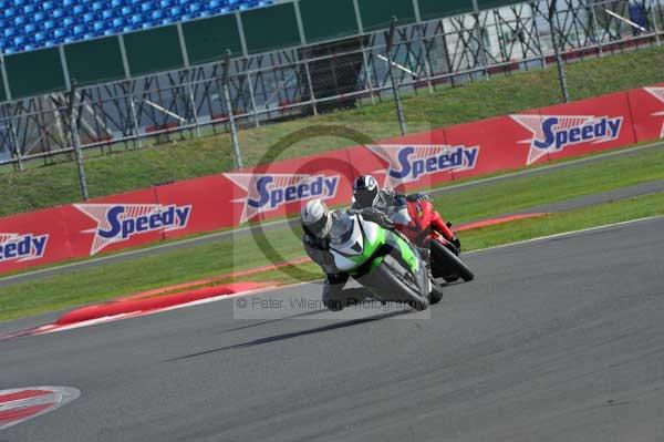 Motorcycle action photographs;Silverstone circuit;Silverstone photographs;Trackday digital images;event digital images;eventdigitalimages;no limits trackday;peter wileman photography;rockingham towcester northamptonshire;trackday;trackday photos