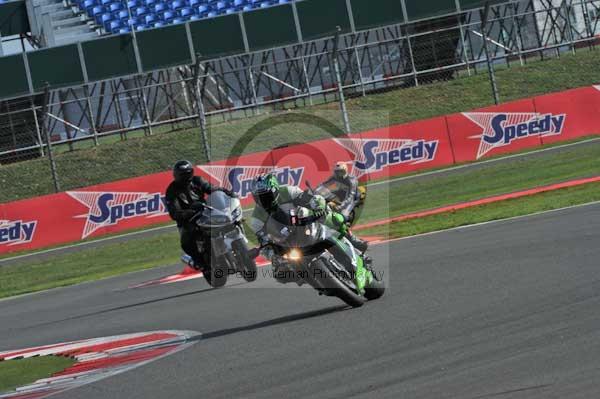 Motorcycle action photographs;Silverstone circuit;Silverstone photographs;Trackday digital images;event digital images;eventdigitalimages;no limits trackday;peter wileman photography;rockingham towcester northamptonshire;trackday;trackday photos
