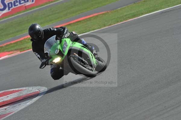 Motorcycle action photographs;Silverstone circuit;Silverstone photographs;Trackday digital images;event digital images;eventdigitalimages;no limits trackday;peter wileman photography;rockingham towcester northamptonshire;trackday;trackday photos