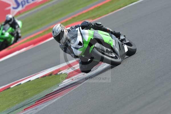 Motorcycle action photographs;Silverstone circuit;Silverstone photographs;Trackday digital images;event digital images;eventdigitalimages;no limits trackday;peter wileman photography;rockingham towcester northamptonshire;trackday;trackday photos