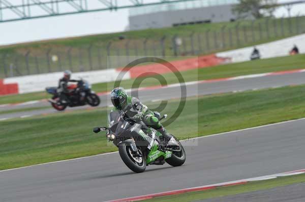 Motorcycle action photographs;Silverstone circuit;Silverstone photographs;Trackday digital images;event digital images;eventdigitalimages;no limits trackday;peter wileman photography;rockingham towcester northamptonshire;trackday;trackday photos