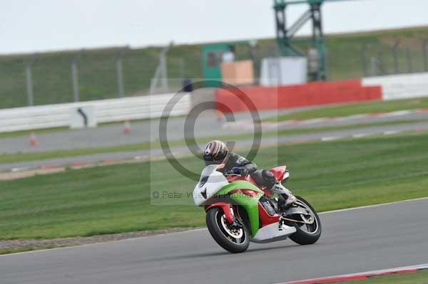 Motorcycle action photographs;Silverstone circuit;Silverstone photographs;Trackday digital images;event digital images;eventdigitalimages;no limits trackday;peter wileman photography;rockingham towcester northamptonshire;trackday;trackday photos