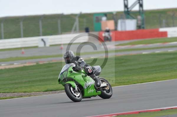 Motorcycle action photographs;Silverstone circuit;Silverstone photographs;Trackday digital images;event digital images;eventdigitalimages;no limits trackday;peter wileman photography;rockingham towcester northamptonshire;trackday;trackday photos