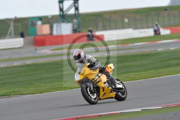 Motorcycle action photographs;Silverstone circuit;Silverstone photographs;Trackday digital images;event digital images;eventdigitalimages;no limits trackday;peter wileman photography;rockingham towcester northamptonshire;trackday;trackday photos