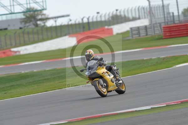 Motorcycle action photographs;Silverstone circuit;Silverstone photographs;Trackday digital images;event digital images;eventdigitalimages;no limits trackday;peter wileman photography;rockingham towcester northamptonshire;trackday;trackday photos